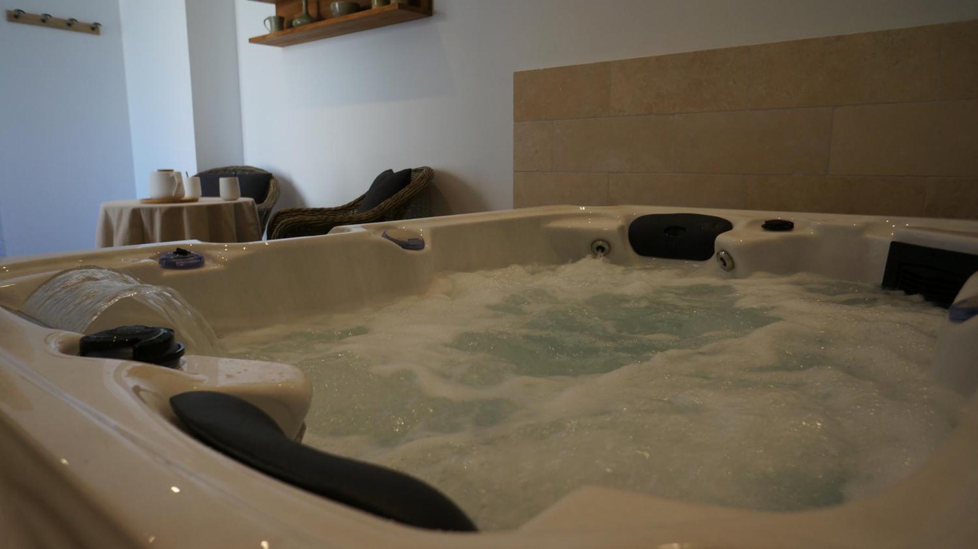 L'Ostal - Bed & Breakfast - Chambres Et Suites De 25 A 40M2 - Spa Saint-Hilaire-dʼOzilhan المظهر الخارجي الصورة