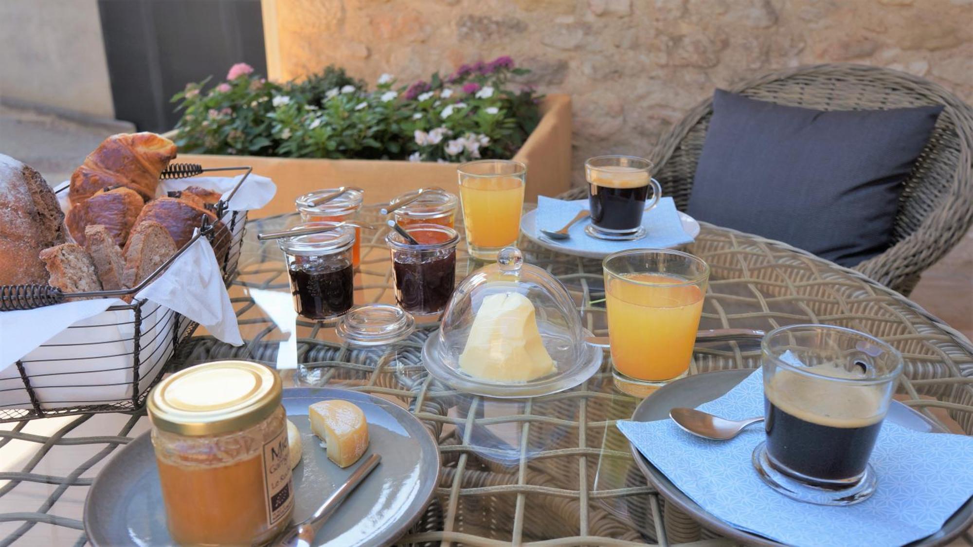 L'Ostal - Bed & Breakfast - Chambres Et Suites De 25 A 40M2 - Spa Saint-Hilaire-dʼOzilhan المظهر الخارجي الصورة