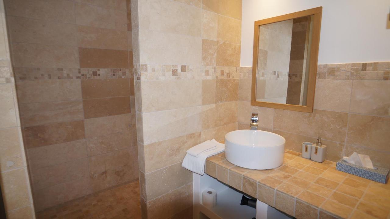 L'Ostal - Bed & Breakfast - Chambres Et Suites De 25 A 40M2 - Spa Saint-Hilaire-dʼOzilhan المظهر الخارجي الصورة